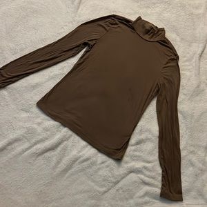 Long sleeve shirt mock neck, color mocha brown ribbed fitted tee